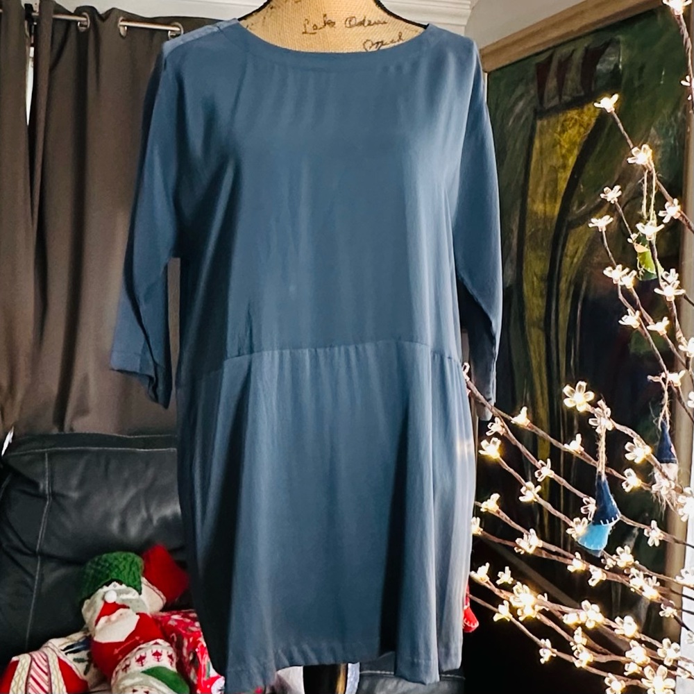 Very pretty Eileen Fisher Two Tone Silk Corn Flower Blue Tunic Top Sz XS